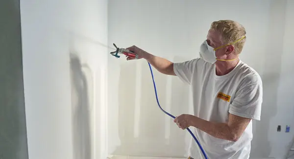Latexspuiter aan het werk